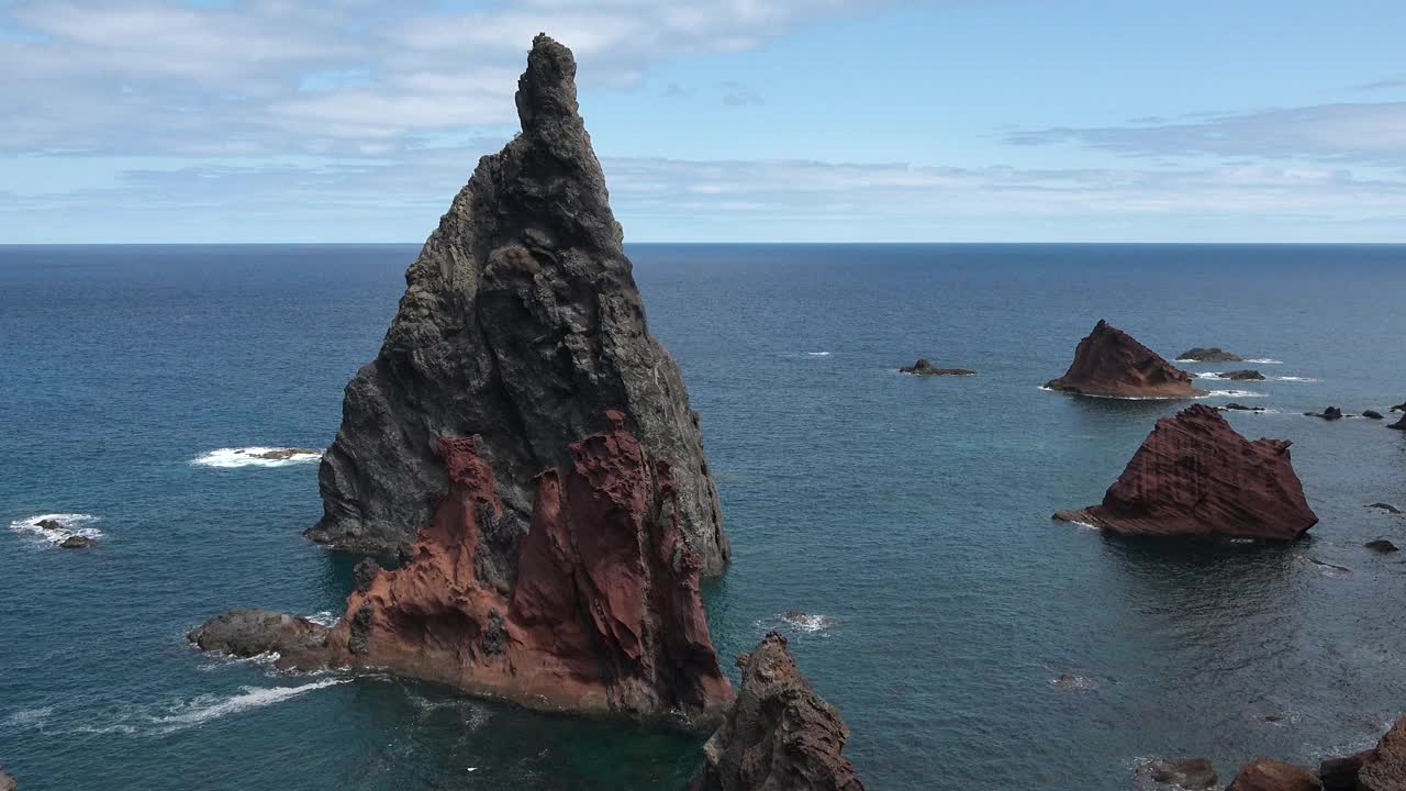 葡萄牙马德拉群岛美丽的自然风光。火山岛的悬崖和风景如画的海岸。火山小岛的壮丽景色。大西洋的海浪冲击着Mad的岩石视频素材