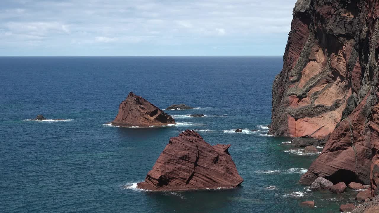 葡萄牙马德拉群岛美丽的自然风光。火山岛的悬崖和风景如画的海岸。火山小岛的壮丽景色。大西洋的海浪冲击着Mad的岩石视频素材