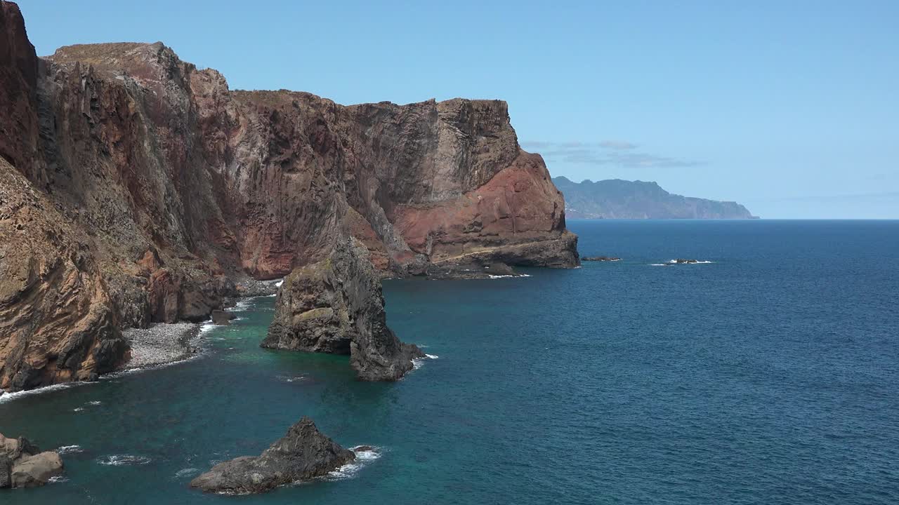 葡萄牙马德拉群岛美丽的自然风光。火山岛的悬崖和风景如画的海岸。火山小岛的壮丽景色。大西洋的海浪冲击着Mad的岩石视频素材