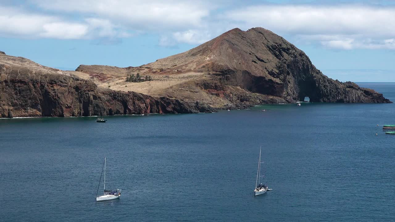 葡萄牙马德拉群岛美丽的自然风光。火山岛的悬崖和风景如画的海岸。火山小岛的壮丽景色。大西洋的海浪冲击着Mad的岩石视频素材