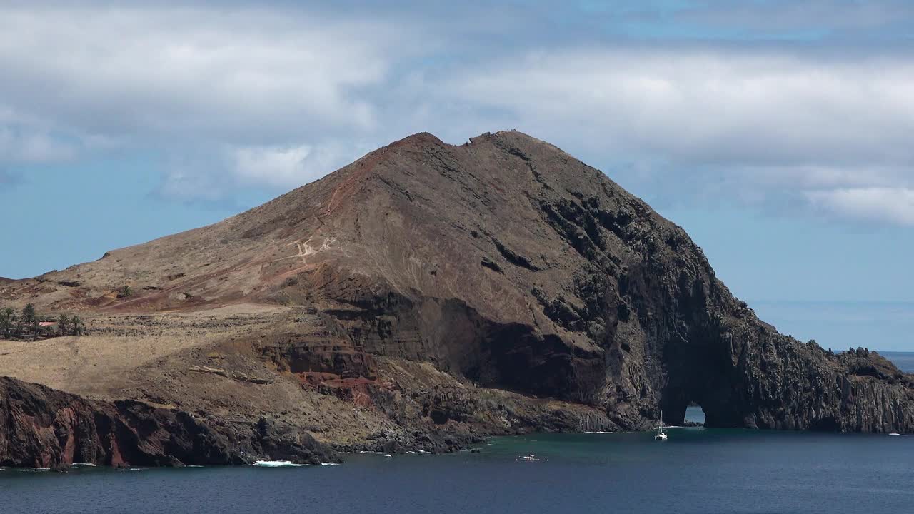 葡萄牙马德拉群岛美丽的自然风光。火山岛的悬崖和风景如画的海岸。火山小岛的壮丽景色。大西洋的海浪冲击着Mad的岩石视频素材