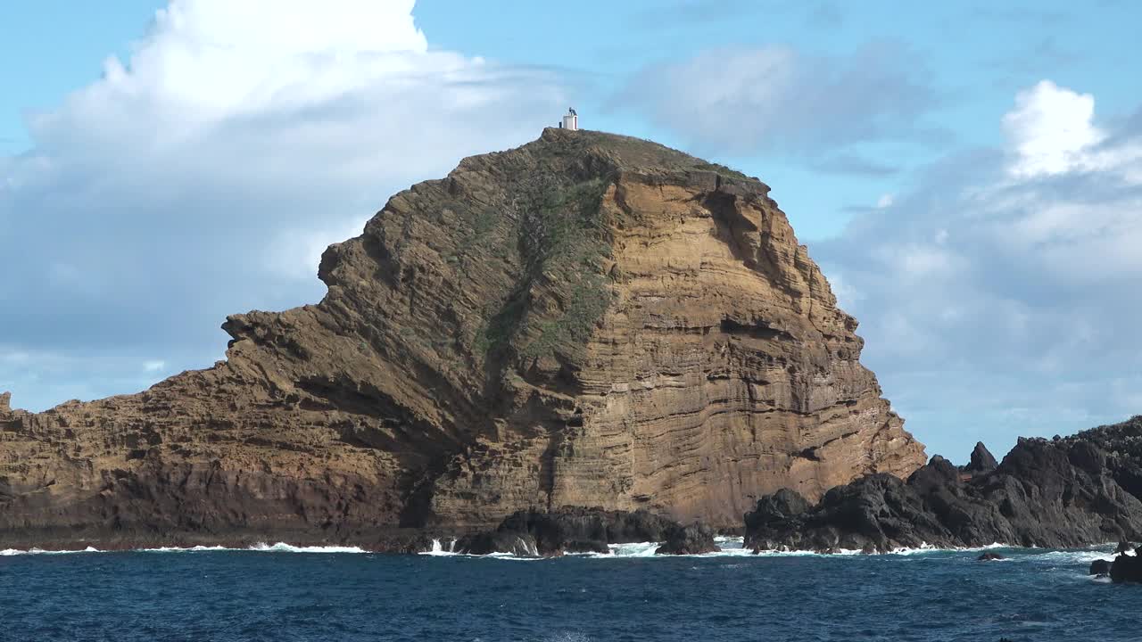 葡萄牙马德拉群岛美丽的自然风光。火山岛的悬崖和风景如画的海岸。火山小岛的壮丽景色。大西洋的海浪冲击着Mad的岩石视频素材