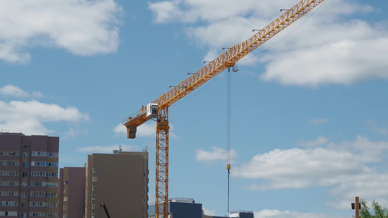 蓝天背景下的新建筑工地。钢框架结构、结构钢梁在施工现场建造大型建筑物。工程机械。现代城市视频素材