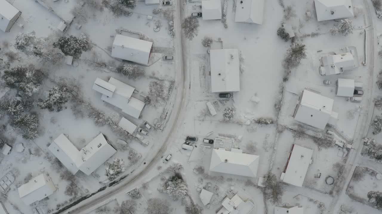 白雪覆盖的别墅区域俯视图视频下载