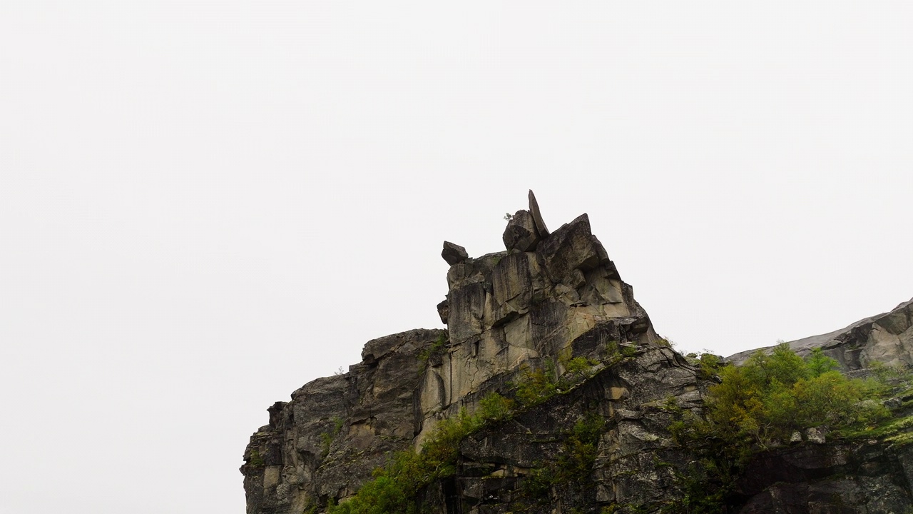 挪威北部海尔莫朱韦峡谷的侵蚀岩石。-空中低角度拍摄视频素材