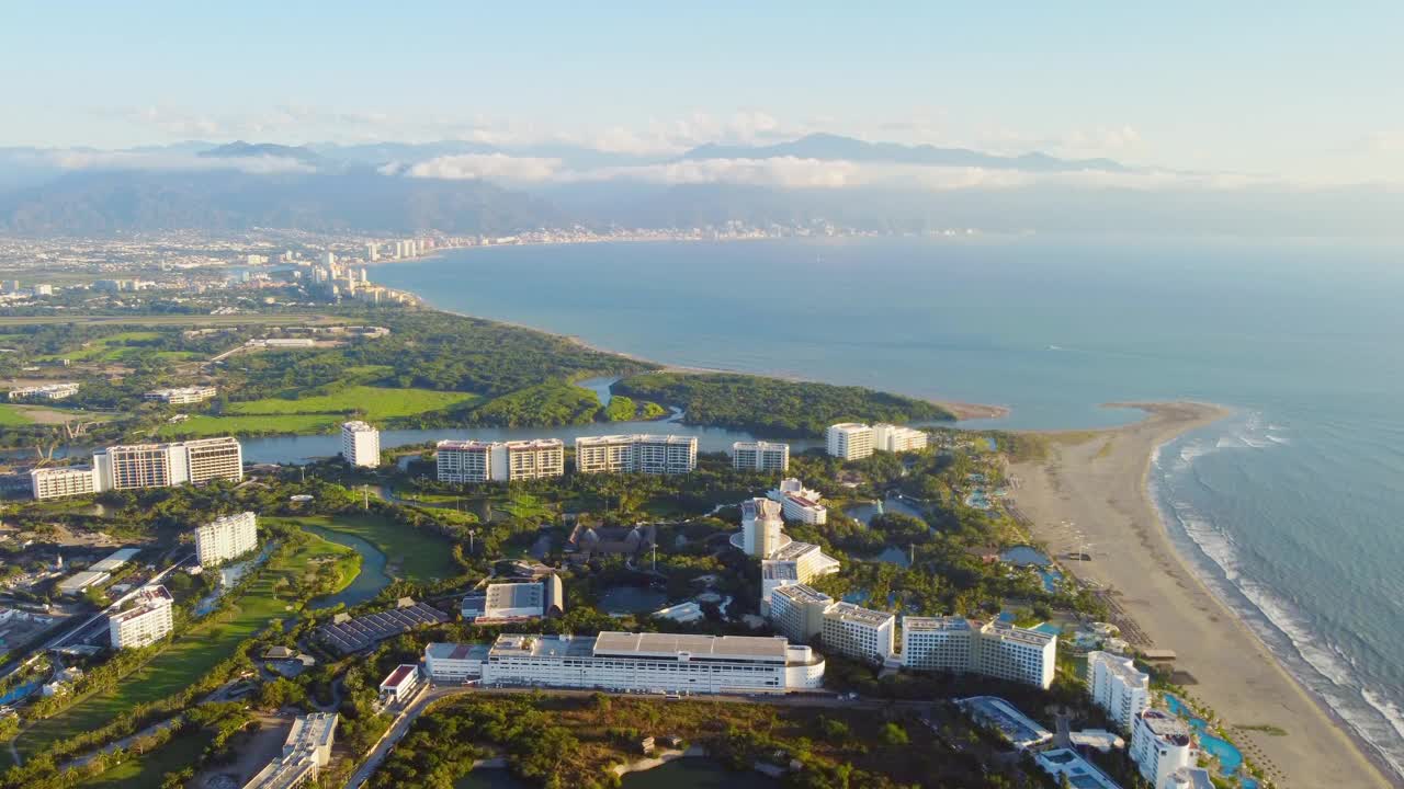 巴亚尔塔港市。美国河，码头和山视频素材