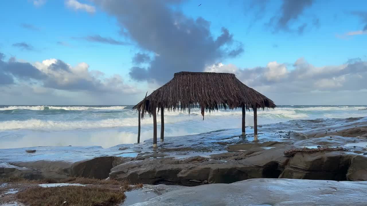 加州拉霍亚，海浪冲击着海岸视频素材