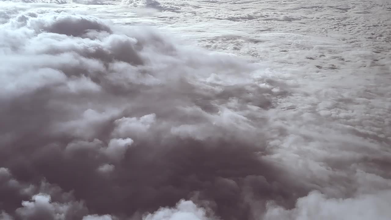 暴风雨云下的壮观天空鸟瞰图视频素材