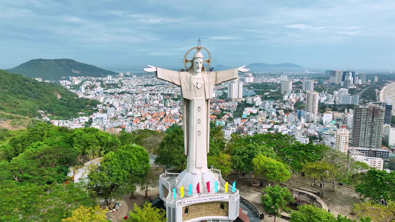 越南沿海城市云头(Vung Tau)的鸟瞰图。视频素材