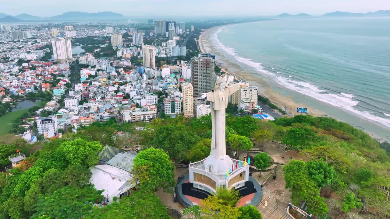 越南沿海城市云头(Vung Tau)的鸟瞰图。视频素材