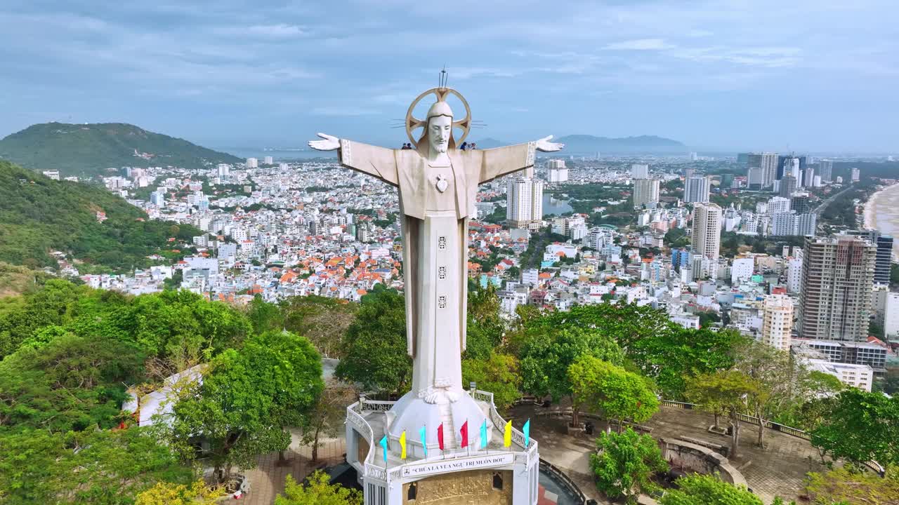 越南沿海城市云头(Vung Tau)的鸟瞰图。视频素材