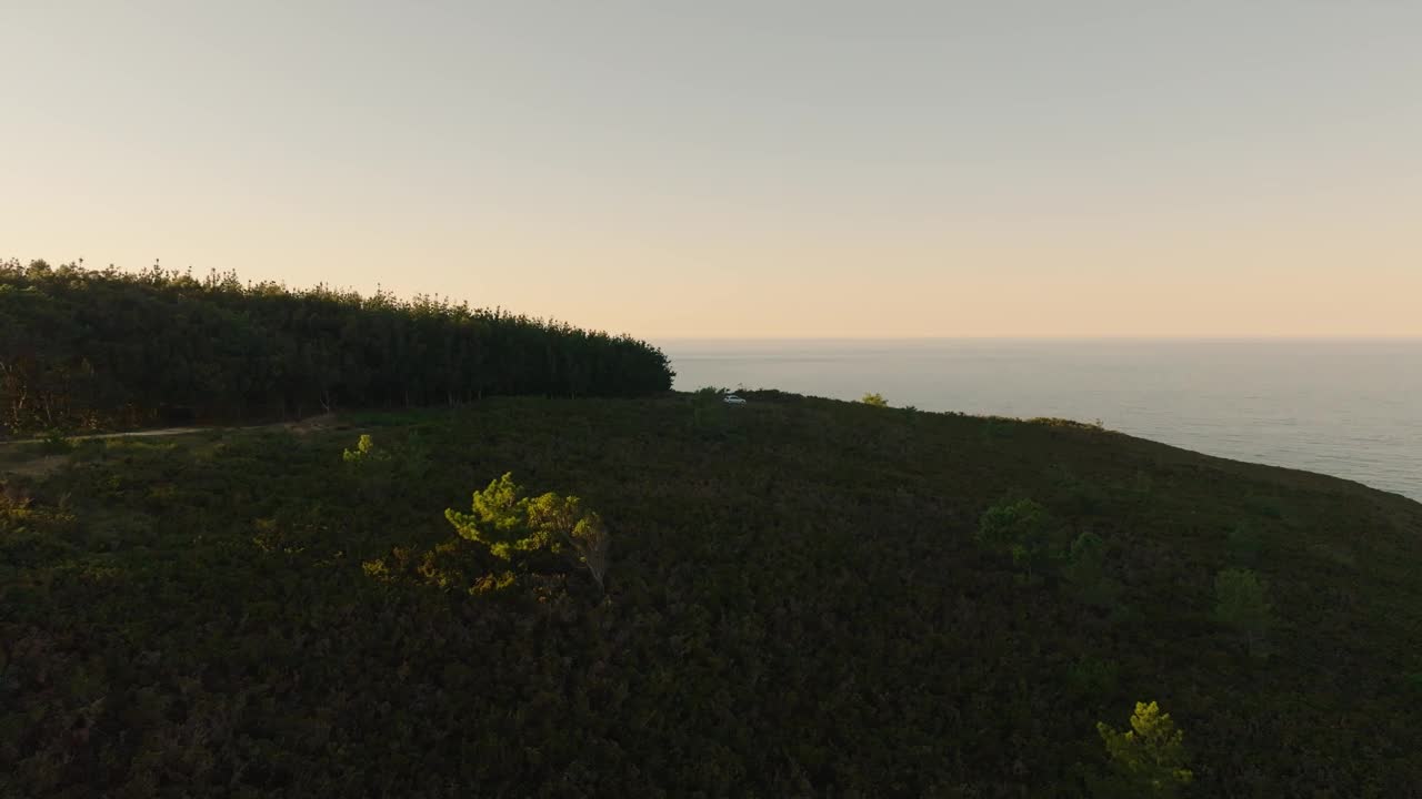 无人机拍摄的从青山到日落时的海景视频素材