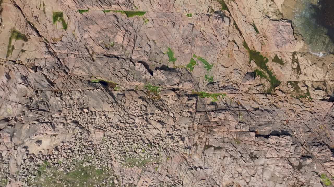 在西班牙拉科鲁尼亚，从空中俯瞰岩石海岸线，海浪撞击视频素材