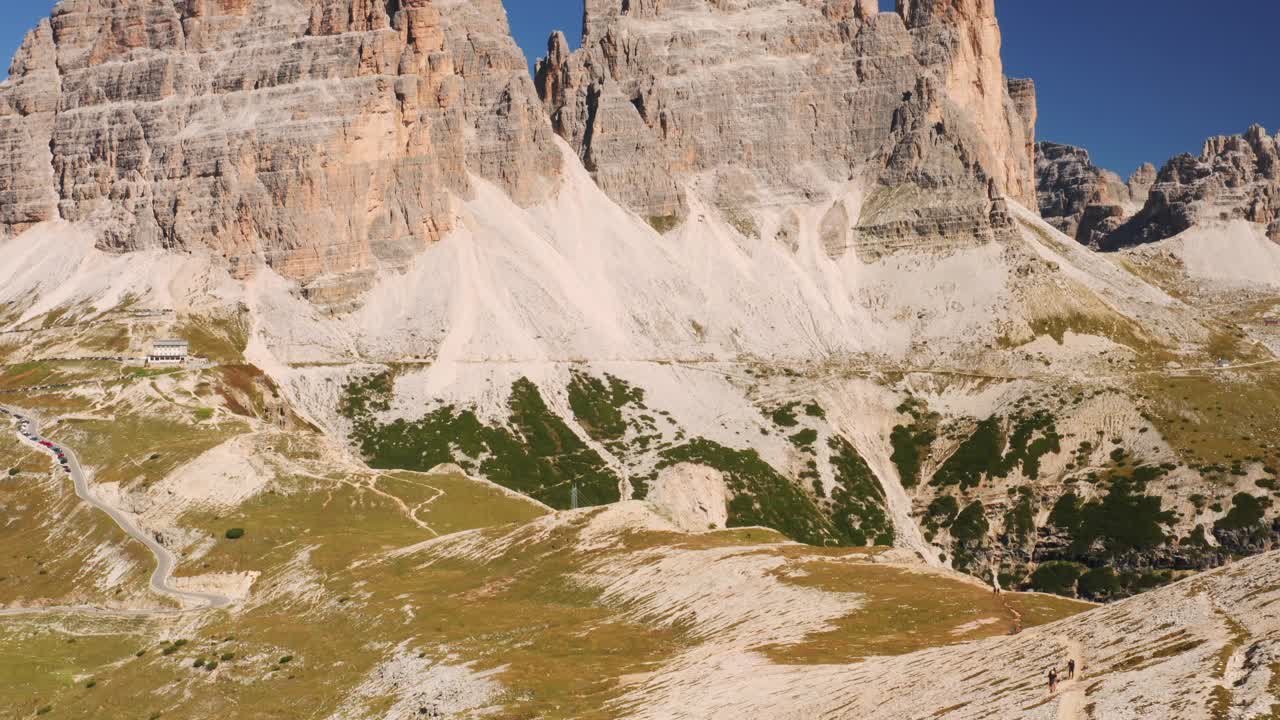 Majestic Italian Alps With Tre Cime Di Lavaredo, Surrounded by Clear Blue Sky视频素材