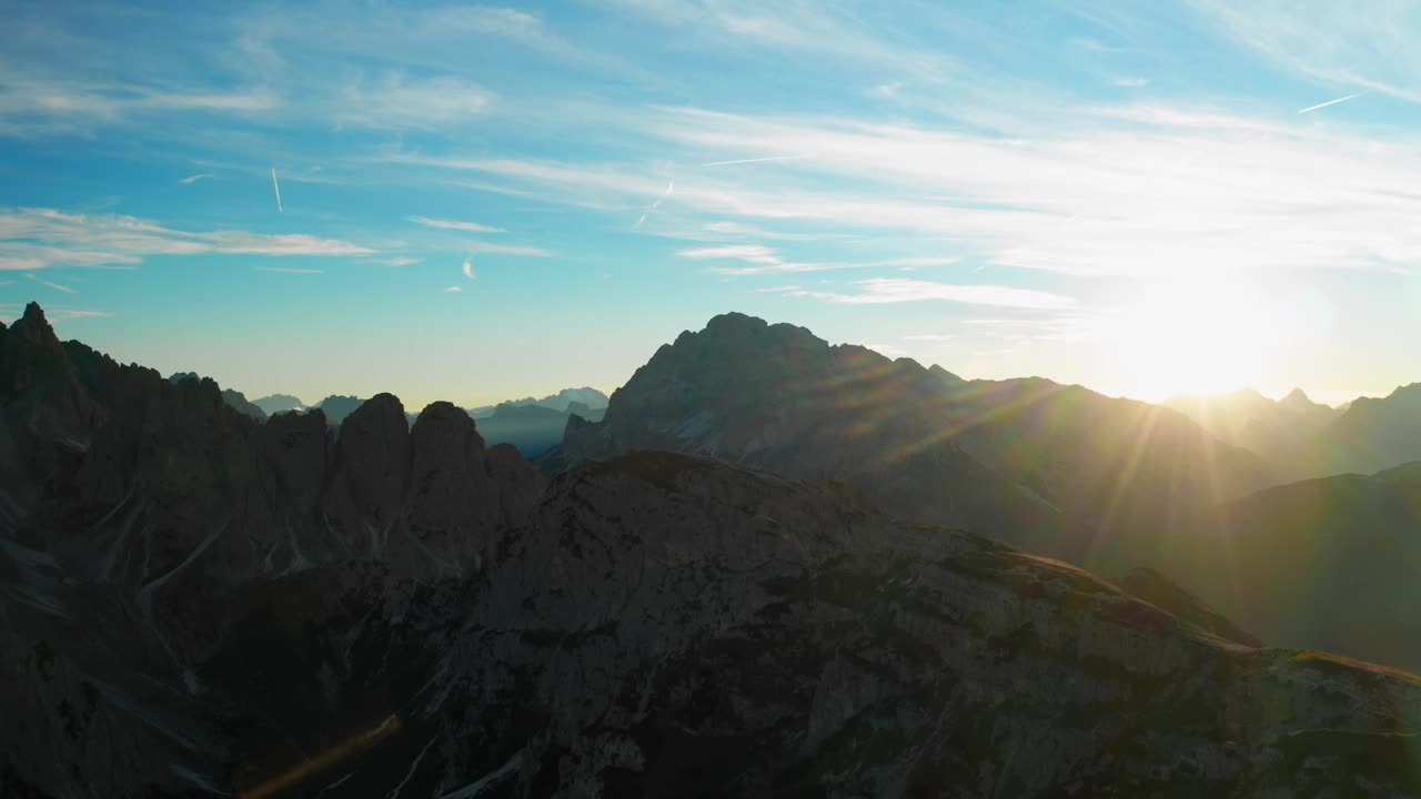 雄伟的太阳照亮了意大利阿尔卑斯山，拉瓦雷多山脉视频素材