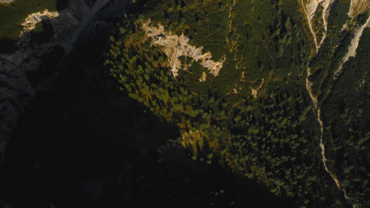 鸟瞰拉瓦雷多山脉，意大利阿尔卑斯山脉和树木视频素材