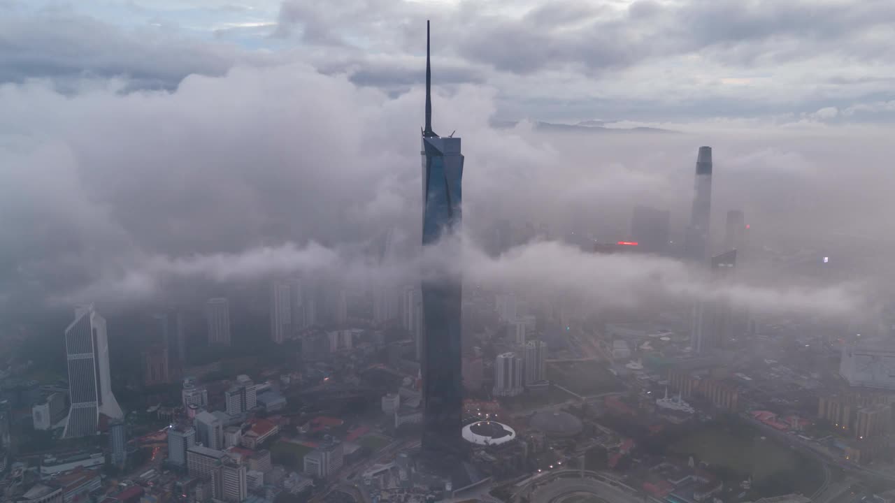 黎明时吉隆坡市中心的鸟瞰图。视频下载