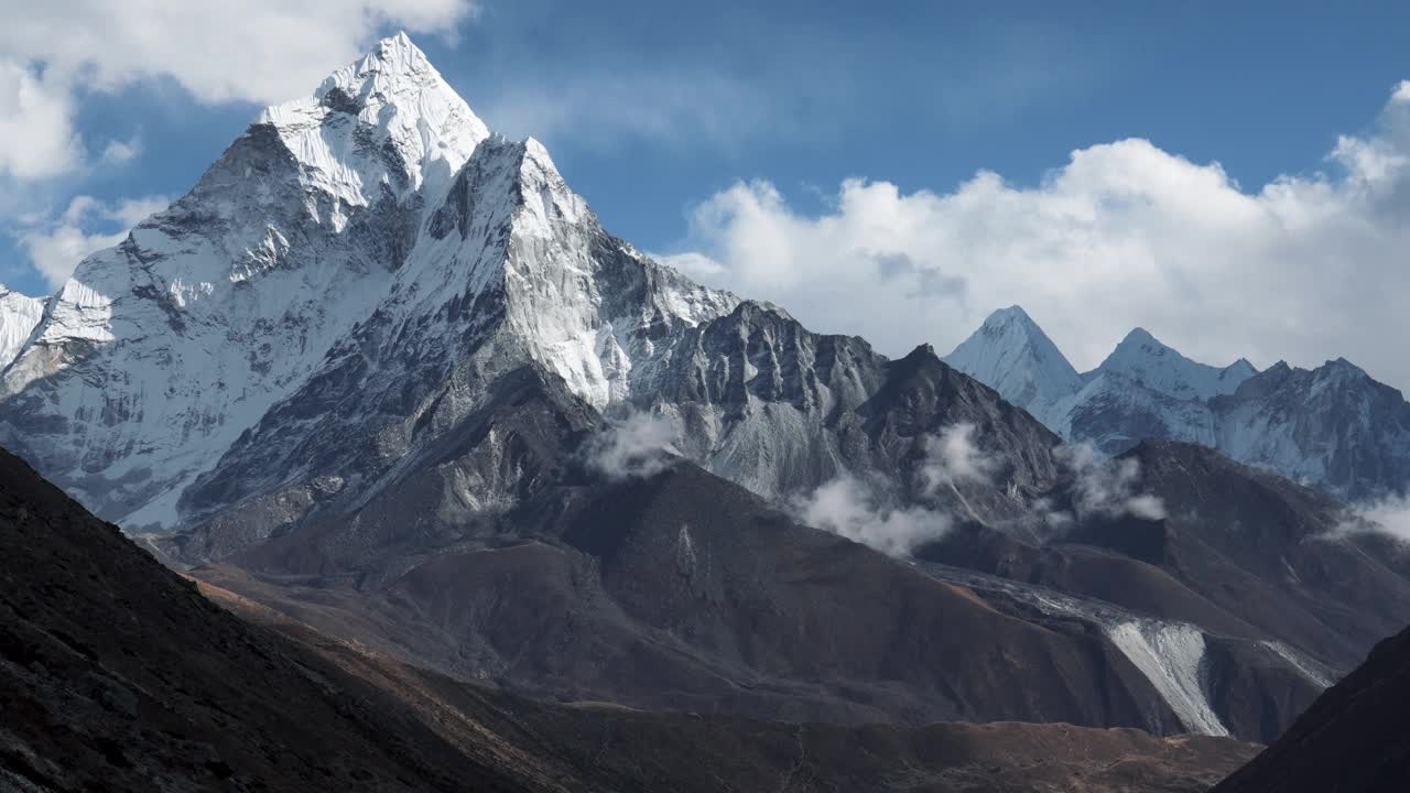 积雪覆盖的阿玛达布拉姆山高耸入云的喜马拉雅山脉在尼泊尔视频素材