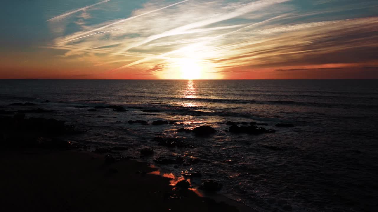 热带海洋的日出和异国情调的海滩上的波浪。视频素材