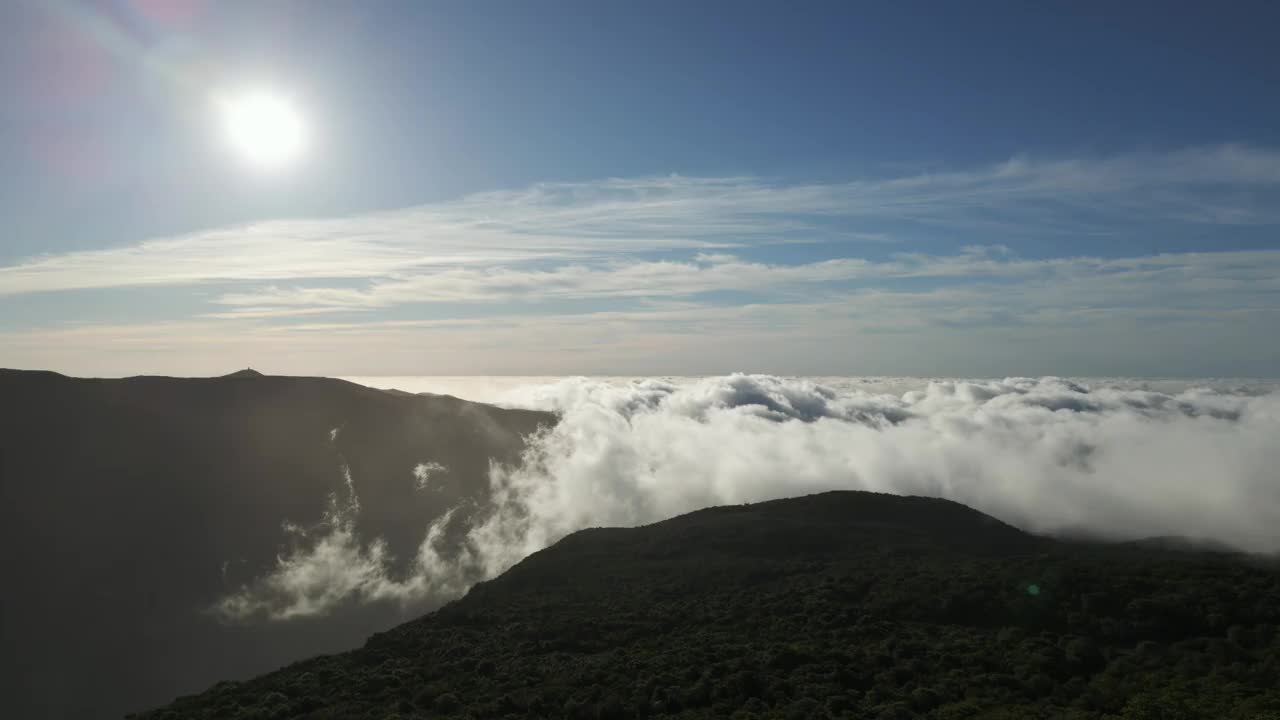 日落时分，马德拉岛山顶上的云景视频素材