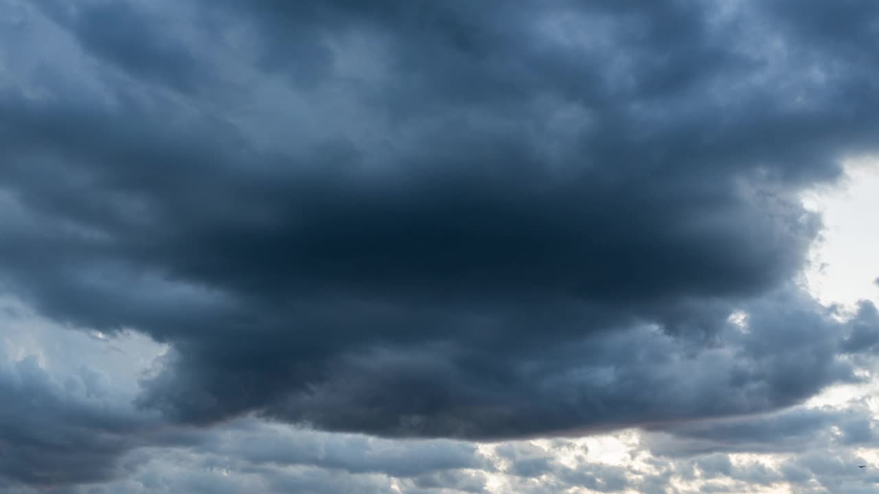 抽象的建筑运动云日落天空。夕阳西下。缓慢移动的云。B卷夕阳的天空。自然背景环境摘要自由的背景。视频素材