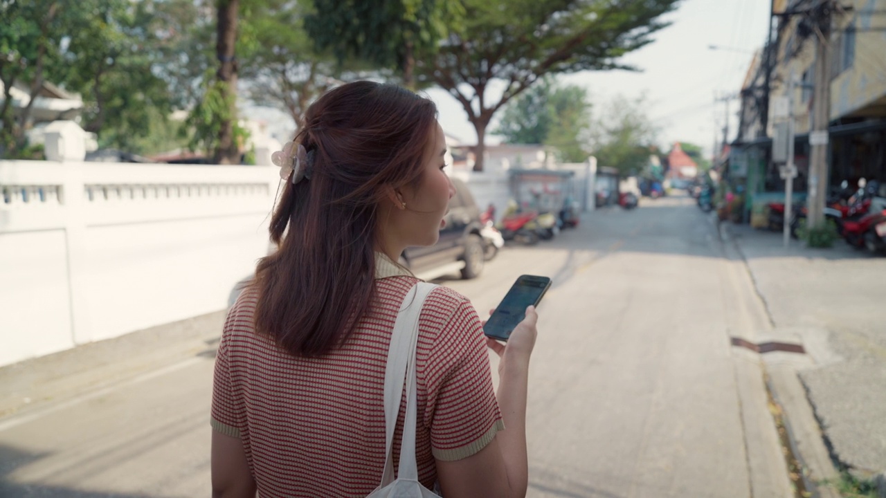 女游客用智能手机打开地图。视频素材