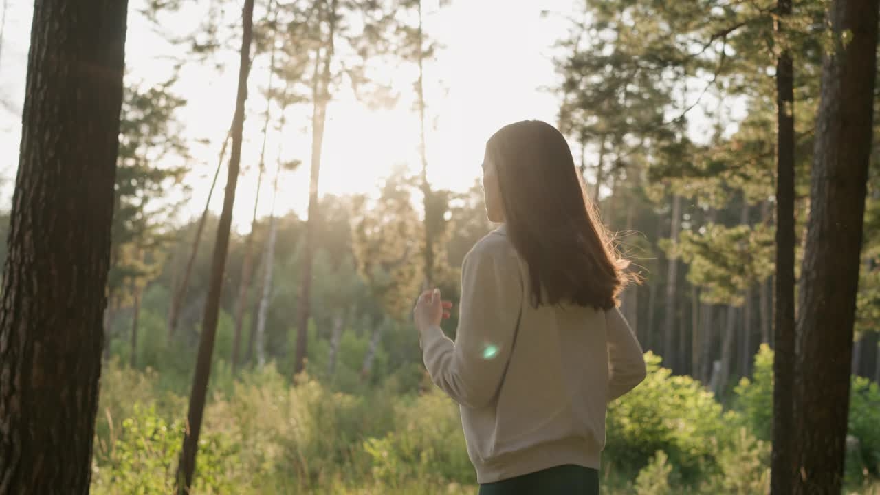 日落时分，女人在树林里奔跑视频素材