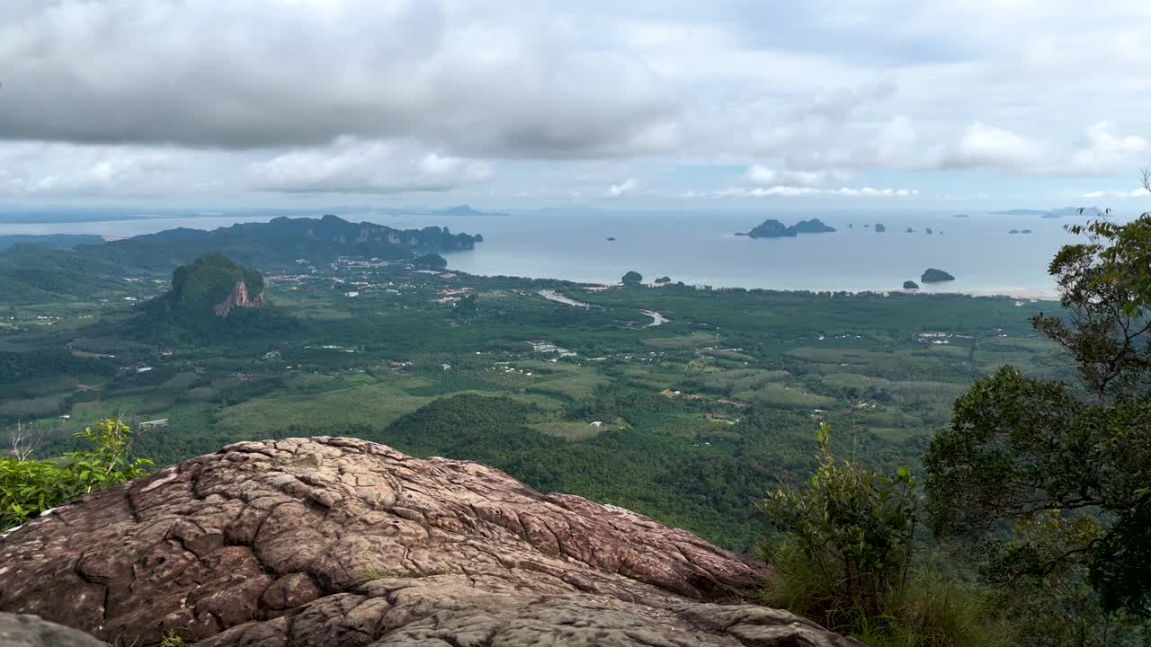 郁郁葱葱的绿色与山和海在一个多云的天空下，龙冠泰国甲米视频素材