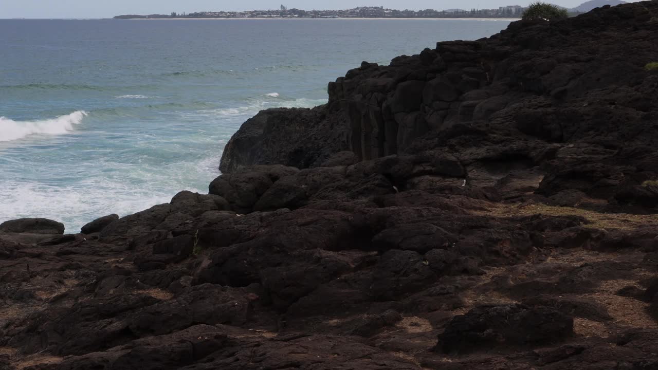 从岩石海岸俯瞰宁静的海景视频素材