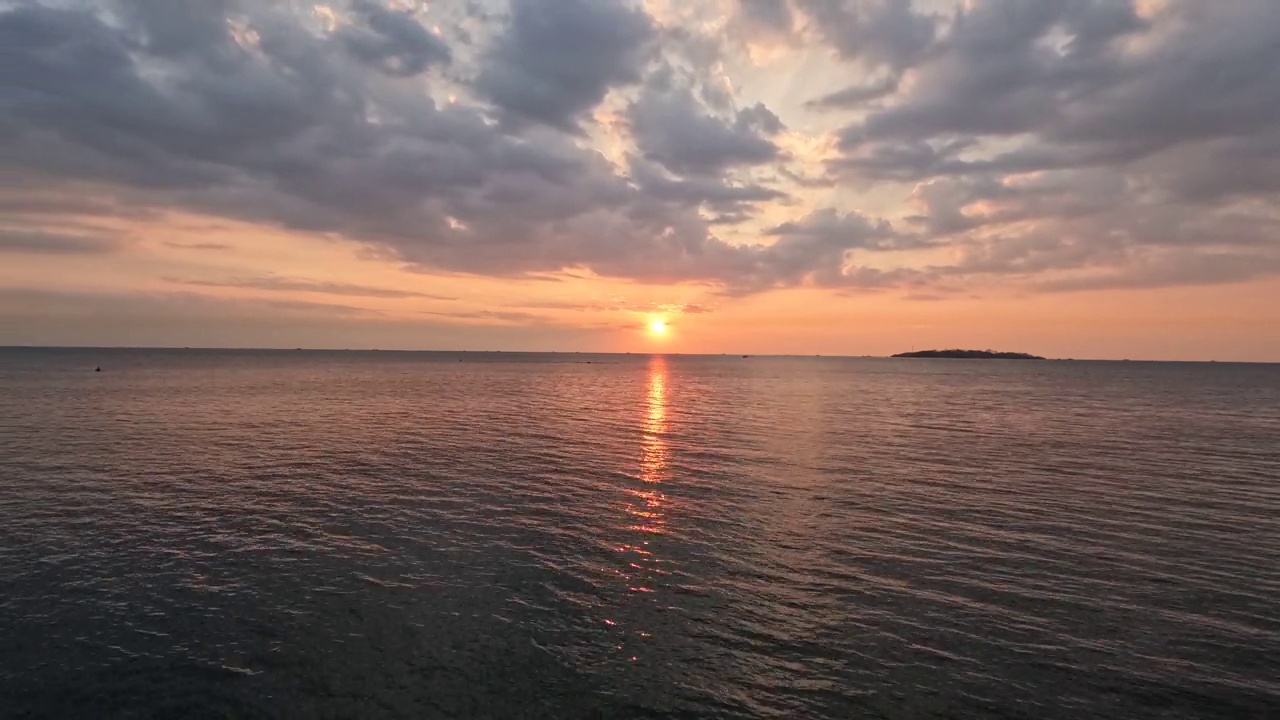 美丽的日落或日出的时间间隔，在海面上美丽的波浪。视频素材