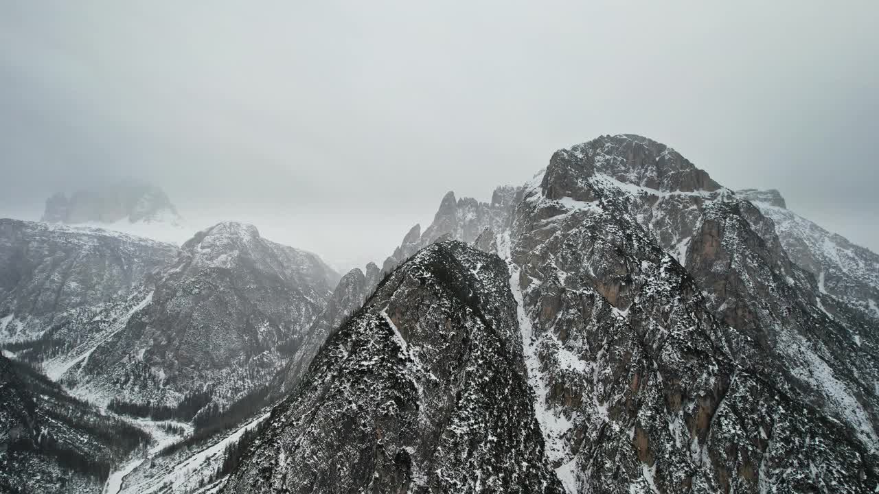 意大利塞尔瓦迪瓦尔加迪纳的雪山山脉视频素材