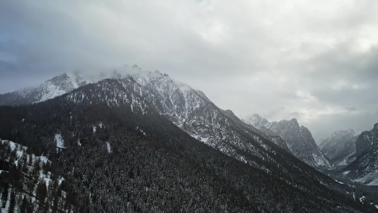 雪山山脉鸟瞰图视频素材