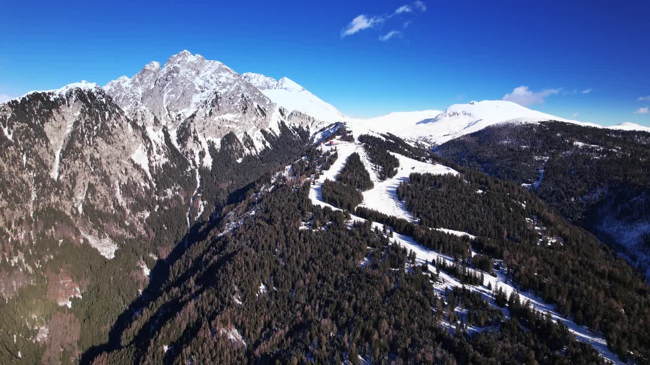 鸟瞰意大利加尔达湖附近的雪山山脉视频素材