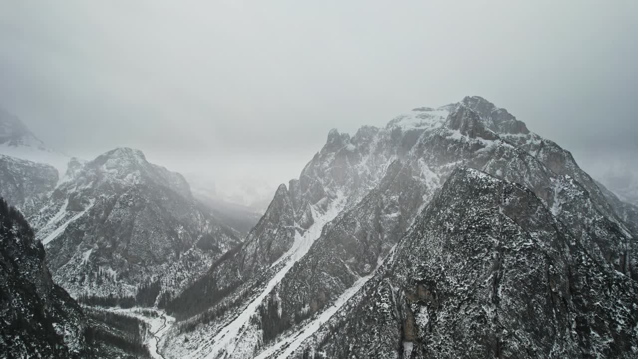 白雪覆盖的山脉和云层鸟瞰图视频素材