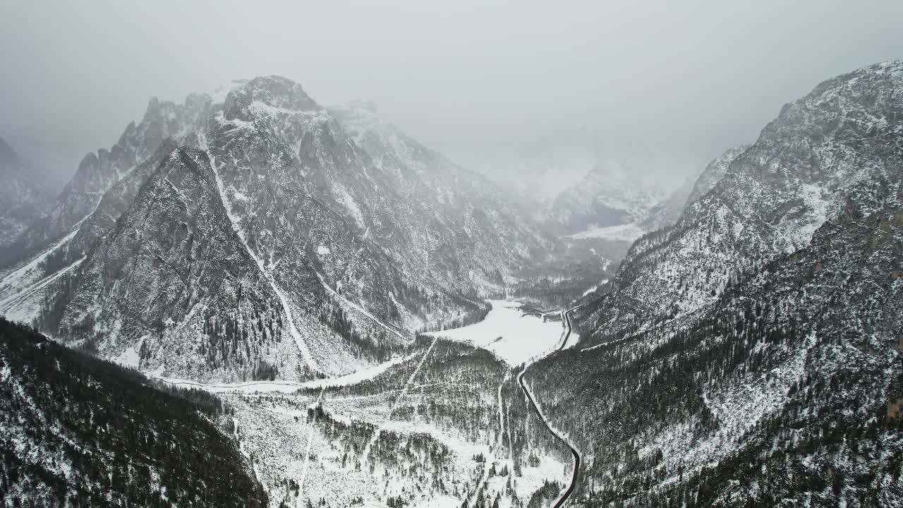 雄伟的雪山山脉和河流视频素材