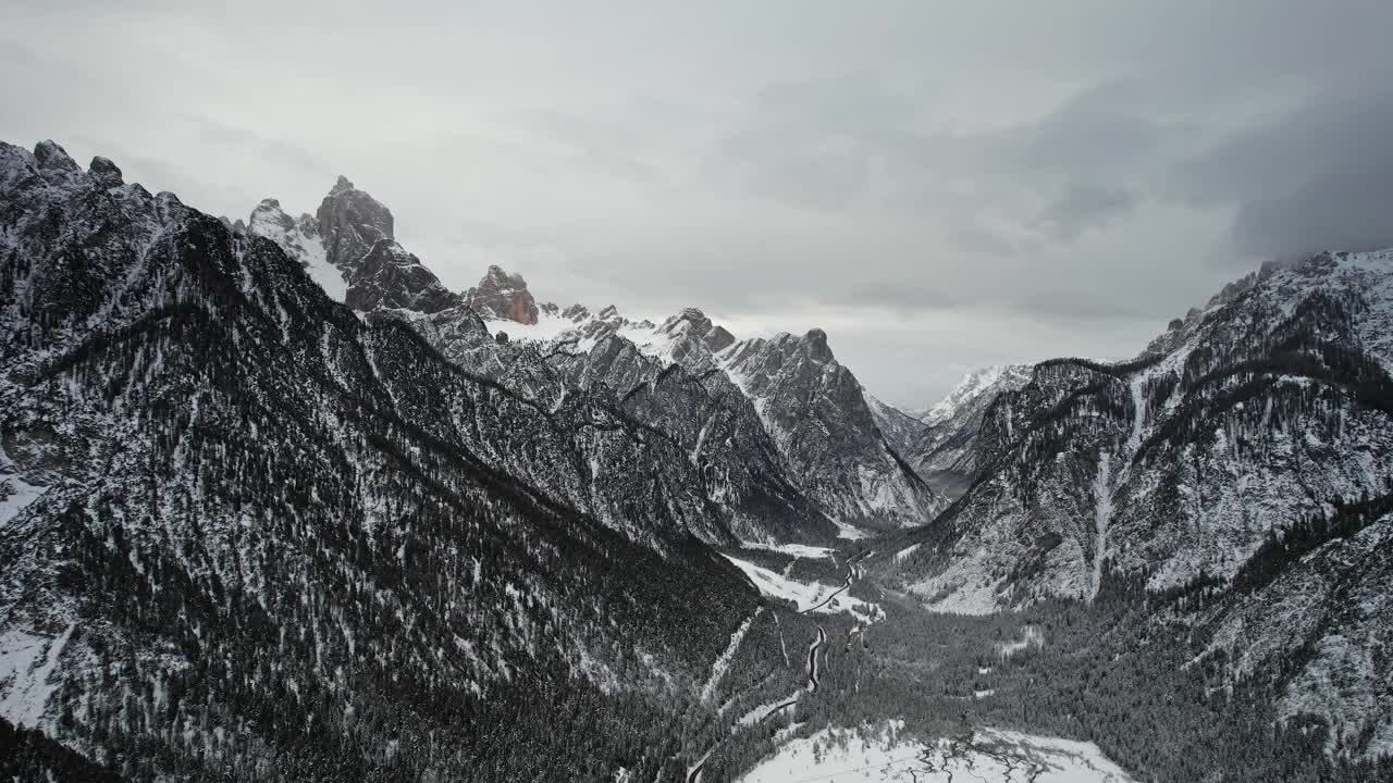 白雪覆盖的山脉鸟瞰图视频素材