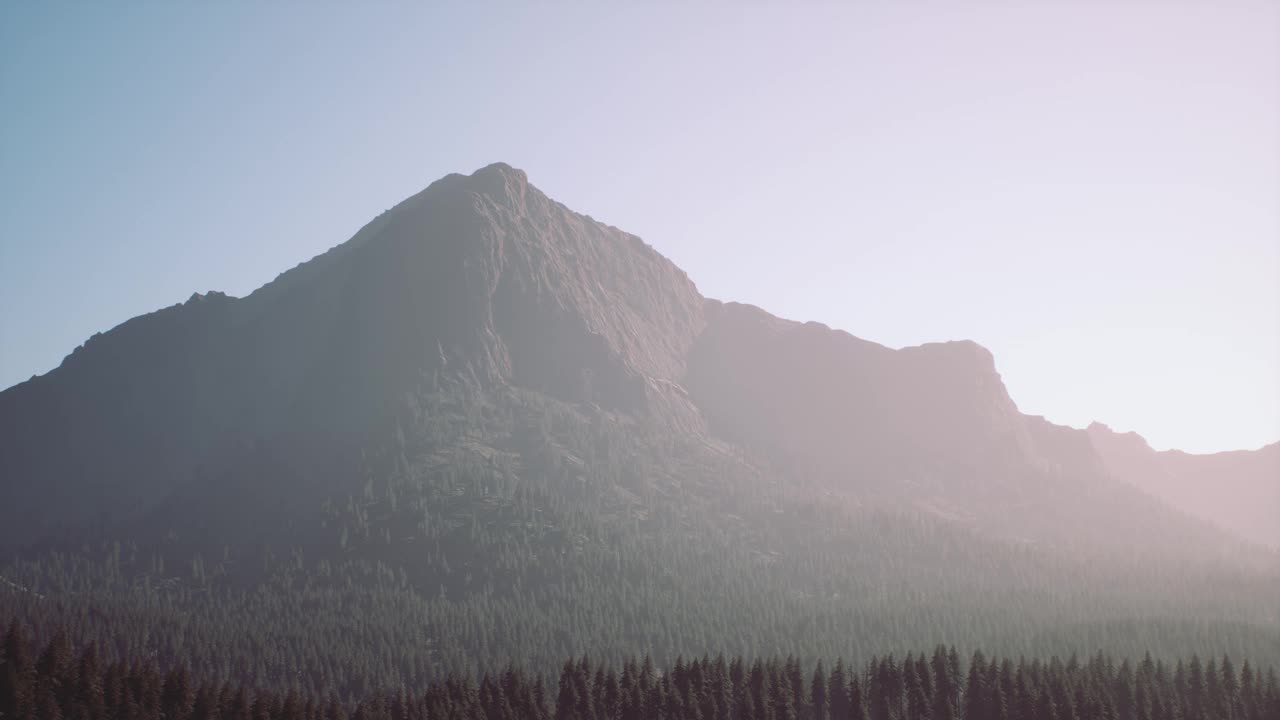 一座山的景色，前景有树视频素材