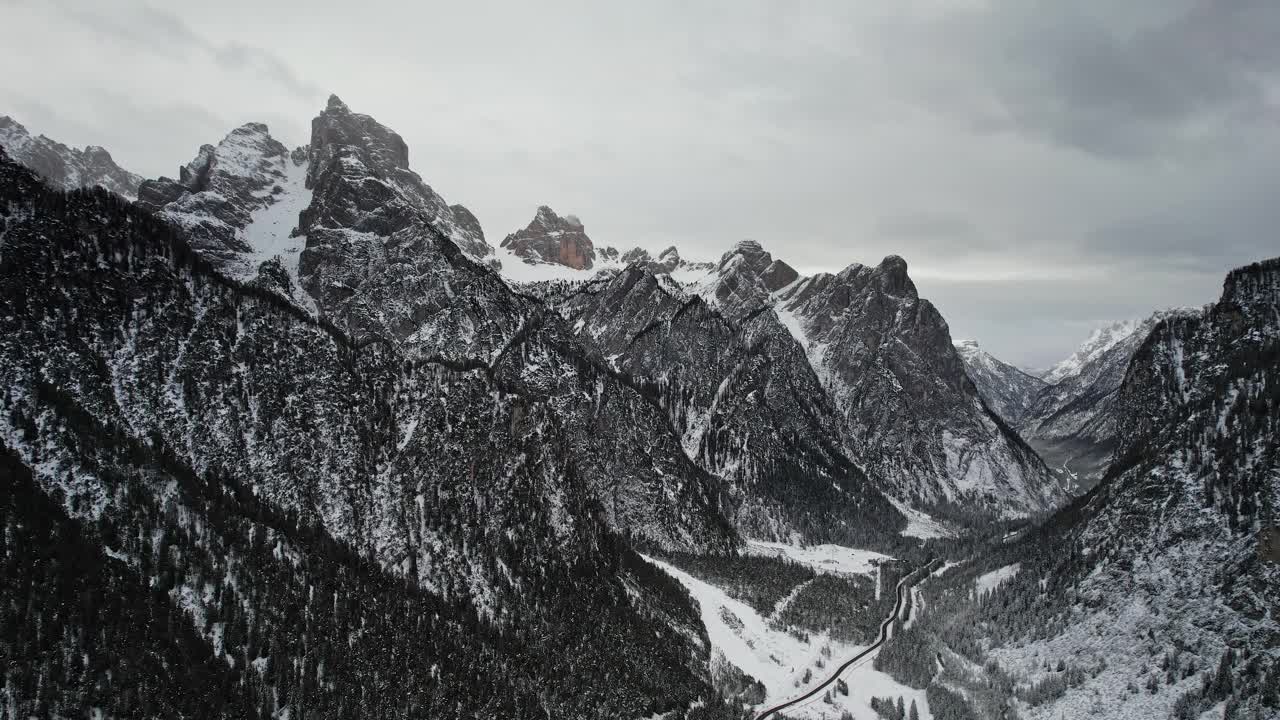 多云天空下白雪覆盖的山脉视频素材