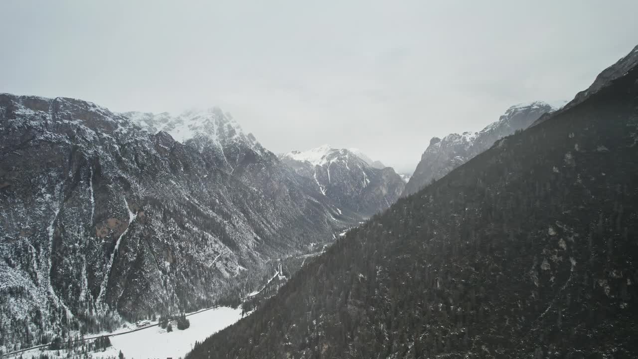 雪山与河流鸟瞰图视频素材