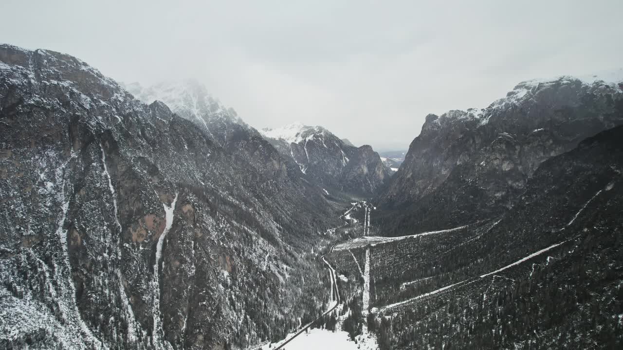 从空中俯瞰雪山缆车，塞尔瓦迪瓦尔加迪纳，意大利视频素材