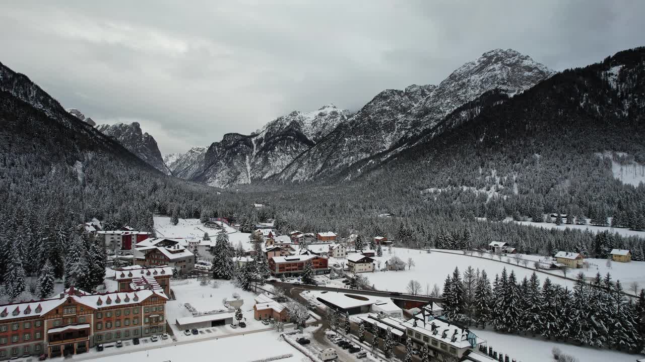 塞尔瓦迪瓦尔加迪纳滑雪场鸟瞰图被群山环绕视频素材