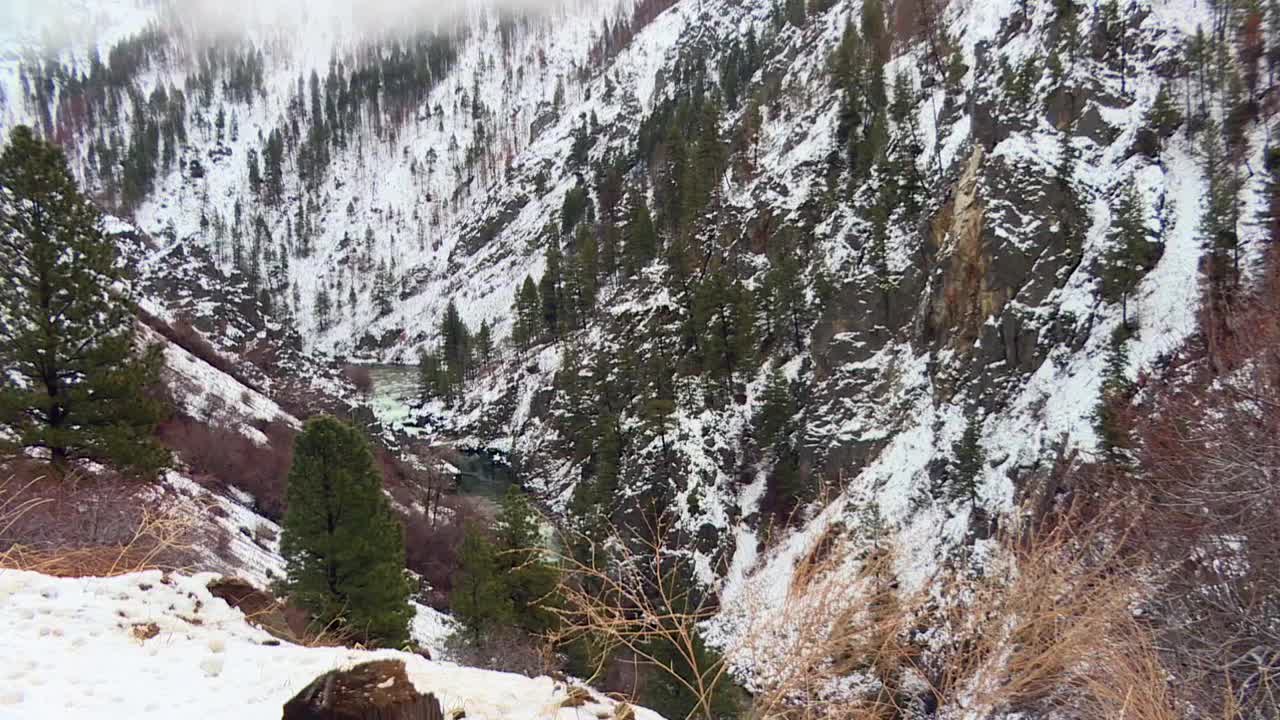 美国爱达荷州博伊西国家森林中的雪山穿过河流。放大镜头视频素材