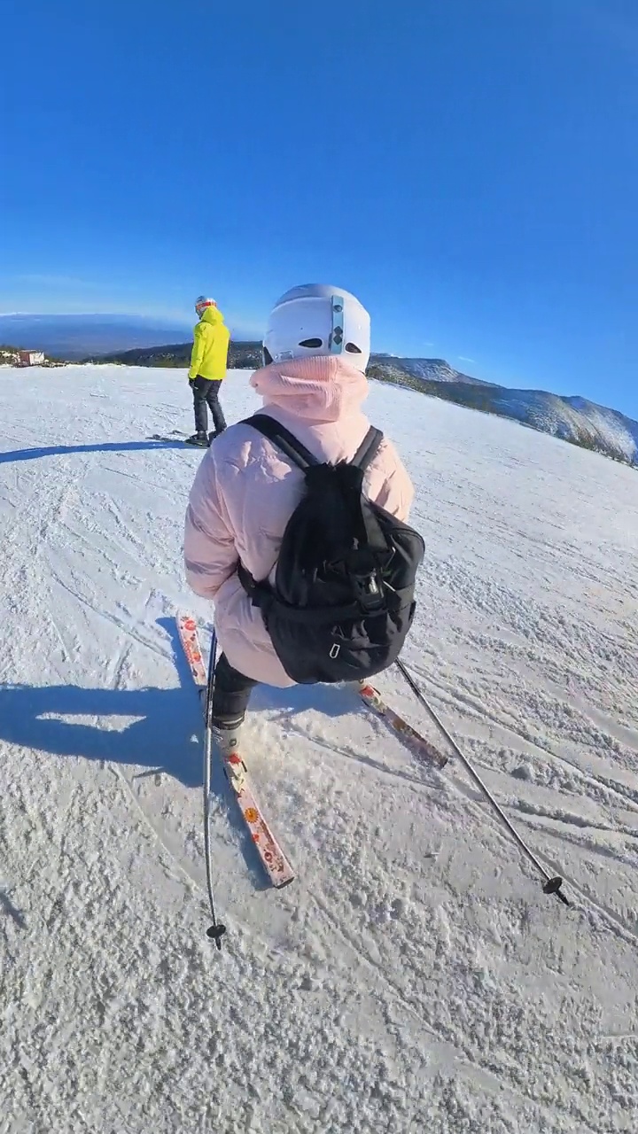 年轻的业余女子滑雪下山。视频素材