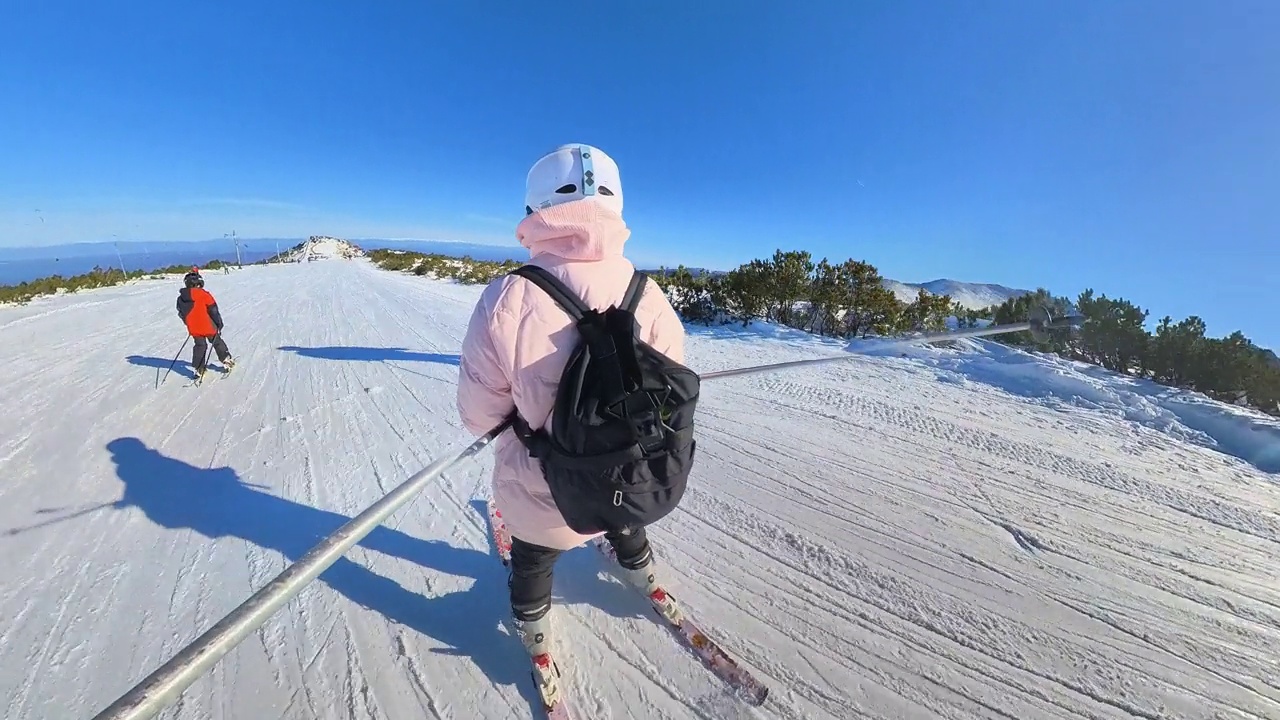 年轻的业余女子滑雪下山。视频素材