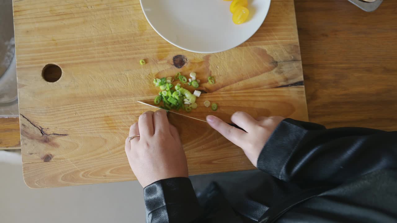 烹饪，手或人切葱食谱，素食午餐或蔬菜沙拉在厨房板上。刀，特写或厨师准备食材减肥饮食，营养食品或家庭餐视频素材