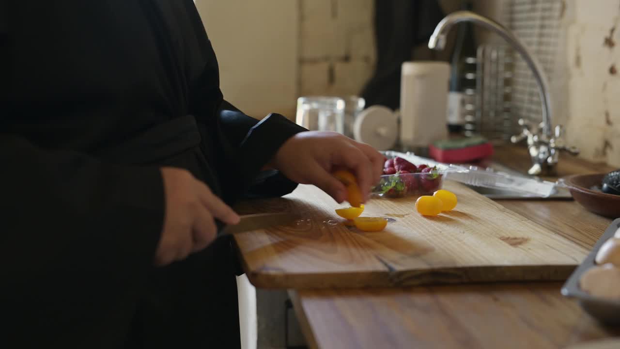 手，切水果和沙拉准备在厨房健康餐，营养饮食和厨师。人，新鲜的食材和烹饪用具，维生素和矿物质从家中生产视频素材