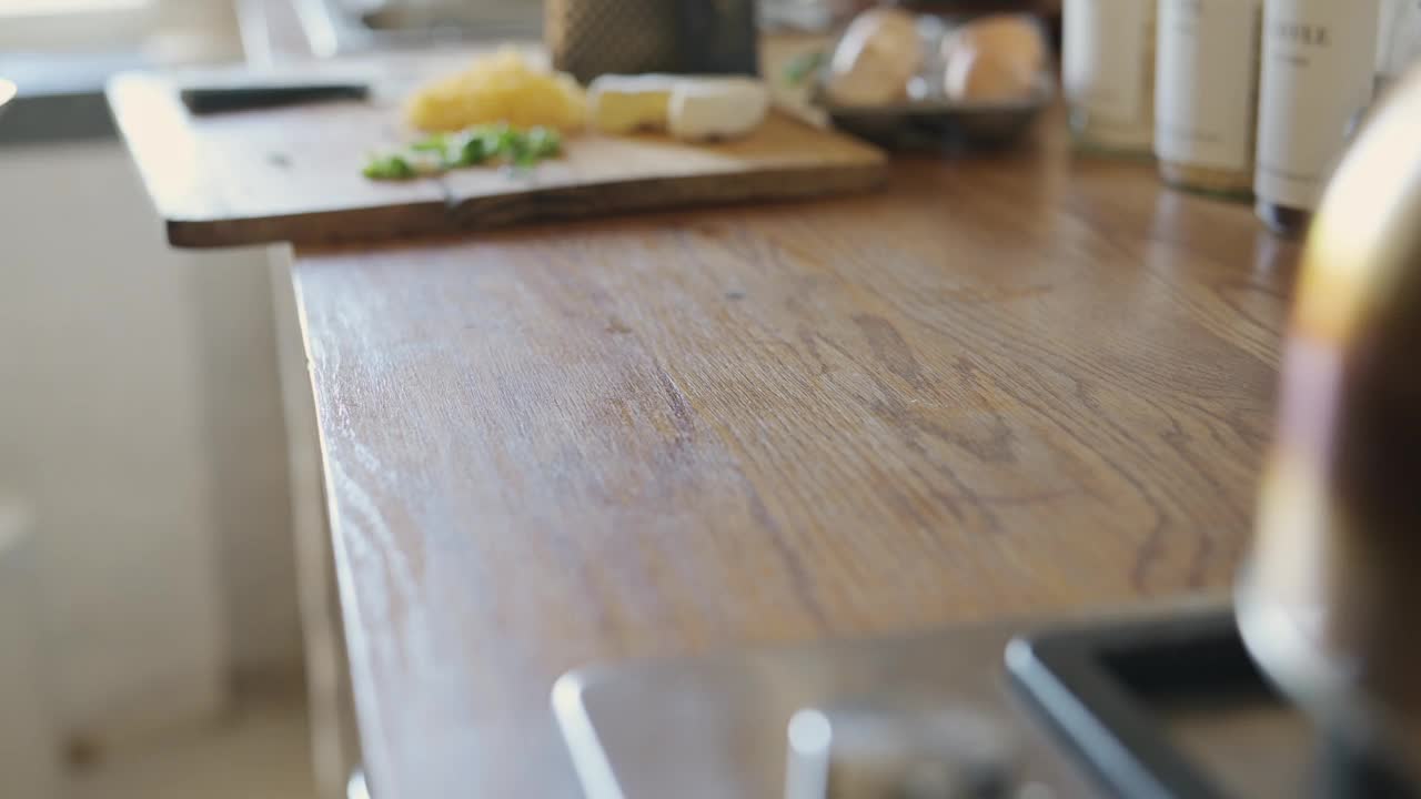 双手、食物和水果在厨房或早餐健康餐烹饪，营养或纤维。人，草莓和柜台或饥饿饮食在早上准备吃午餐，素食或菜视频素材