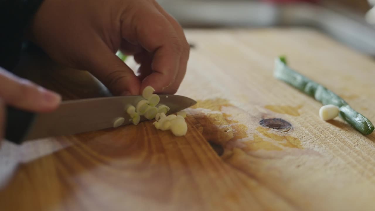 手，切蔬菜和沙拉准备在厨房健康餐，营养饮食和厨师。人，新鲜的食材和器具在特写，维生素和矿物质从生产在家里视频素材