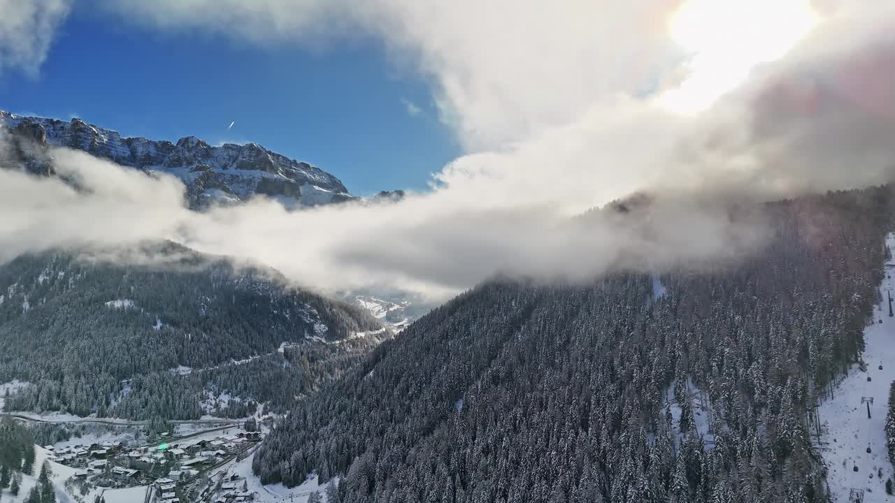 意大利加迪纳山谷的小镇，积雪覆盖的山视频素材