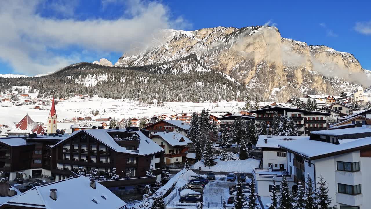 以山为背景的雪城视频素材